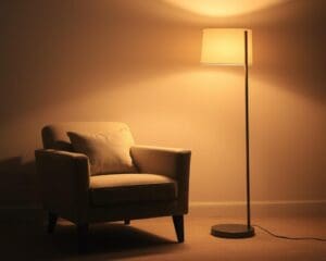 Een vloerlamp die ideaal is naast de leesstoel
