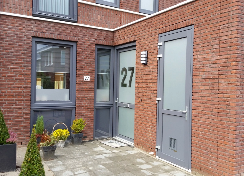 Waarom raamfolie tegen inkijk populair is bij thuiswerken?